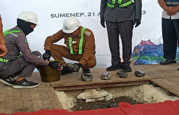Foto: Bupati Fauzi saat melakukan Peletakan Batu Pertama Pembangunan Kantor Baru FPRD Sumenep