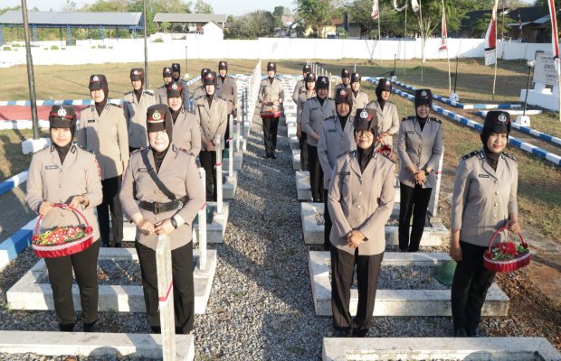 Foto: Polwan Polres Sumenep melakukan ziarah ke Taman Makam Pahlawan