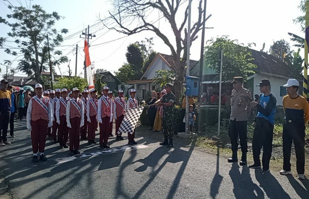 Foto : pemberangkatan peserta lomba baris berbaris