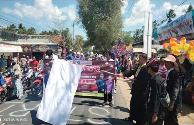 Foto: Plt Camat Lenteng Suryadi Irawan saat Lepas Peserta Pawai Budaya, Senin (28/08/2023) di Lapangan Sepakat Kec. Lenteng.