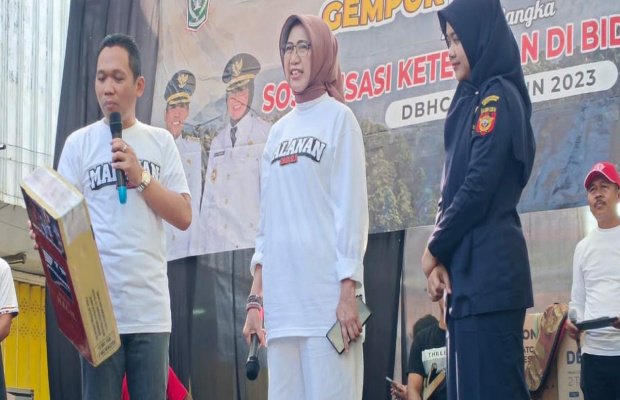 Foto : Bupati Lumajang (kanan) berkaos warna putih saat membuka acara