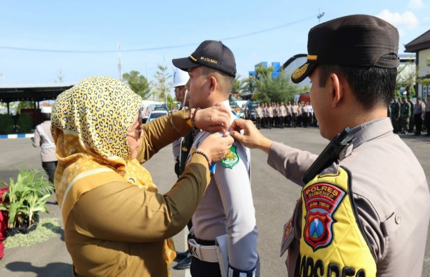 Foto: Kapolres Sumenep beserta Wabup menyematkan pita tanda dimulainya Operasi Zebra Semeru 2023