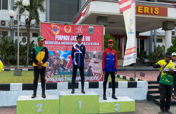 Foto : Atlit Berkuda Probolinggo Menerima Mendali di Ajang Porprov
