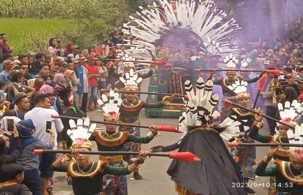 Foto: Pertunjukan Adat Dayak Pemdes Lampeji