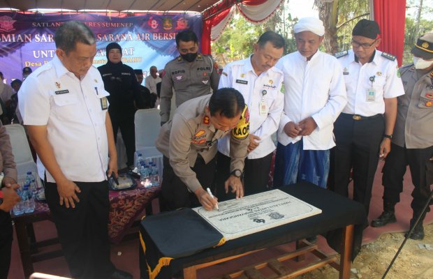Foto: Kapolres Sumenep meresmikan sumur bor di desa Basoka