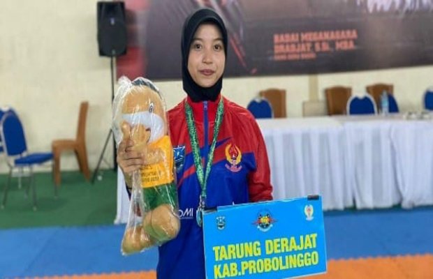 Foto : Atlit Tarung Derajat Menerima Pengalungan Mendali