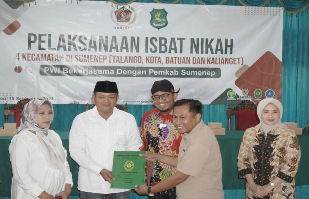 Foto: Ketua PWI Sumenep Saat Menyerahkan akte nikah kepada peserta Isbat 