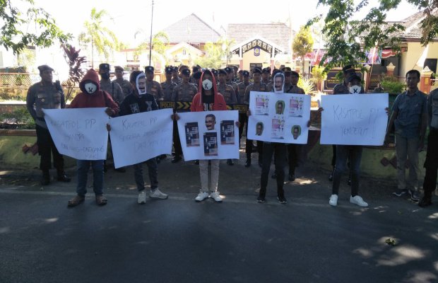 Foto: Aktivis Gerpas saat menggelar Aksi Bisu di kantor Satpo PP Sumenep
