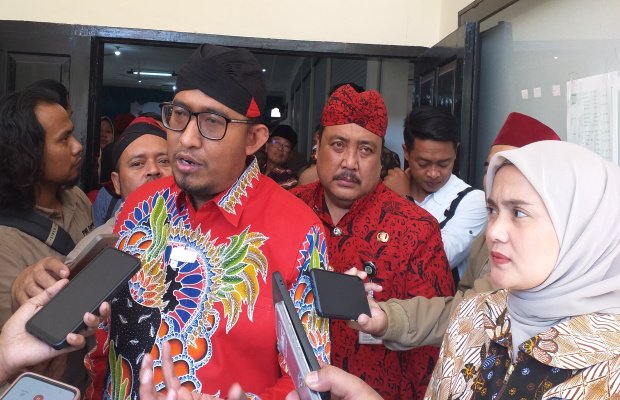 Foto: Bupati Fauzi didampingi Nia Kurnia Fauzi, dan Kadinsos P3A Sumenep saat dikonfirmasi media