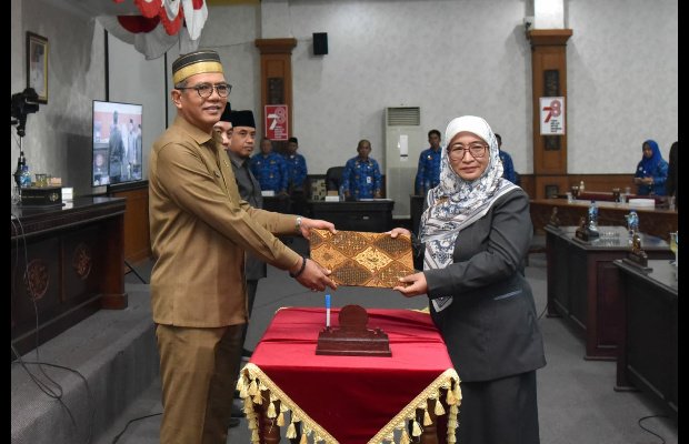 Foto: Wakil Bupati Sumenep Hj. Dewi Khalifah saat menyerahkan nota penjelasan bupati kepada Ketua DPRD (by. Ibnu)