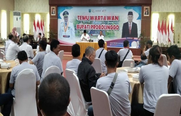 Foto : Bupati Probolinggo Saat Bepamitan Dengan Wartawab