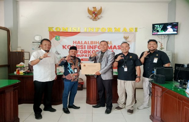 Foto: KPU  memberikan isian kuisioner monev KIP kepada KI Sumenep