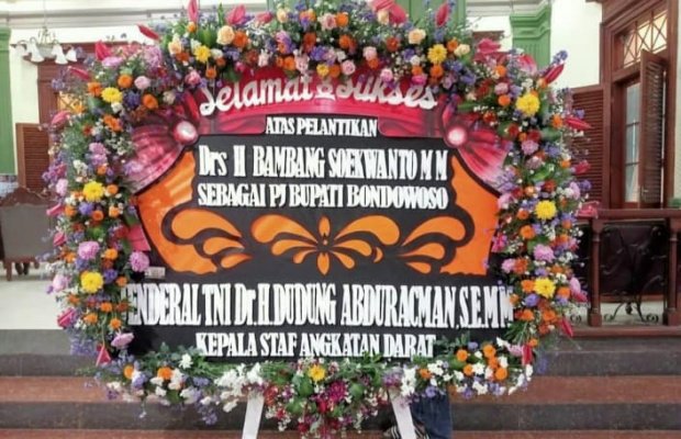 Foto: Kiriman Karangan Bunga Dari Ketua Pembina SMSI Pusat untuk PJ Bupati Bondowoso