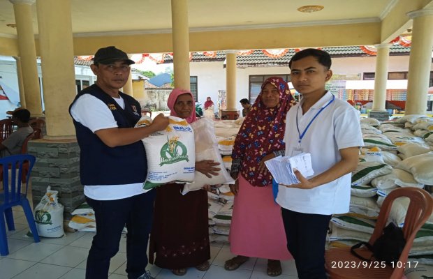 Foto: Penyaluran bansos bertempat di pendopo desa 