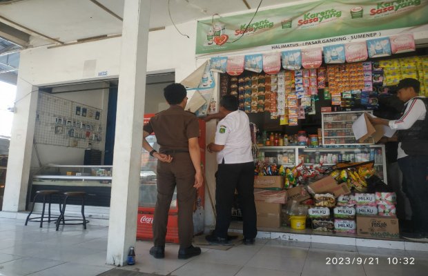 Foto : Tim gabungan saat menyita rokok ilegal