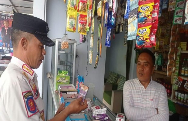 Foto: Kasatpol PP Sumenep saat turun langsung bersama tim gabungan melakukan pendataan dan pengumpulan informasi rokok ilegal di salah satu toko