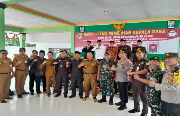 Foto: Kunjungan bupati di pilkades desa padomasan