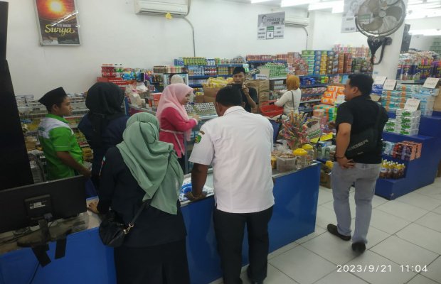 Foto : Satpol PP Sumenep bersama tim gabungan saat melakukan razia rokok ilegal