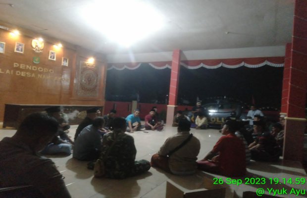 Foto: Beberapa anggota masyarakat mendatangi Balai Desa Nambakor