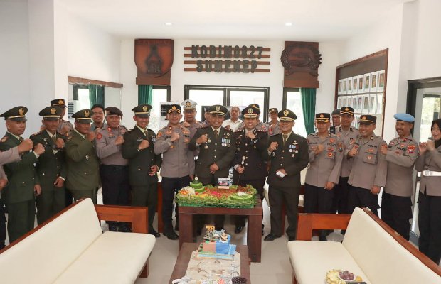 Foto: Polres Sumenep saat Memberikan Tumpeng Kodim 0827