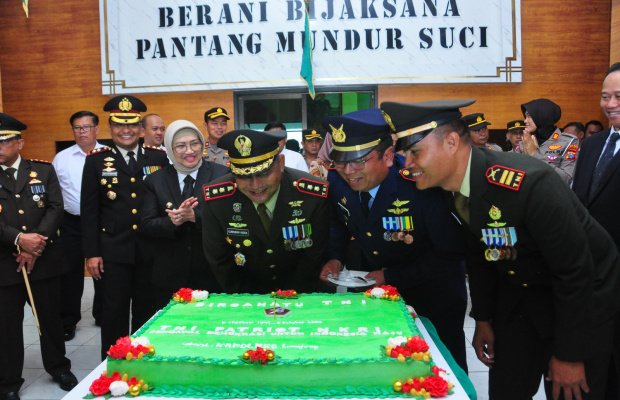 Foto : pemberian surplus oleh Forkopimda pada Dandim 0821 Lumajang