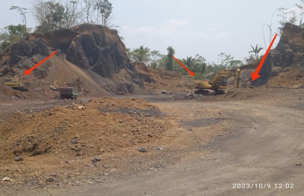 Foto: 3 alat berat ekskavator galian c di Desa Jatian 