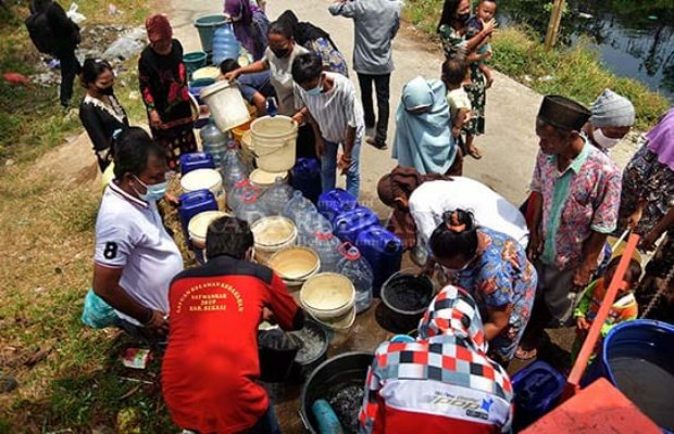 Foto : Masyarakat Antri Untuk Mendapatkan Air Bersih