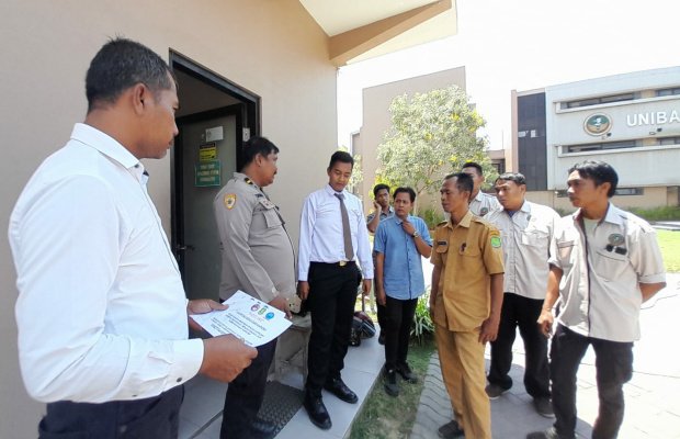Foto: Polres Sumenep memasang pamflet di Desa Kebunagung