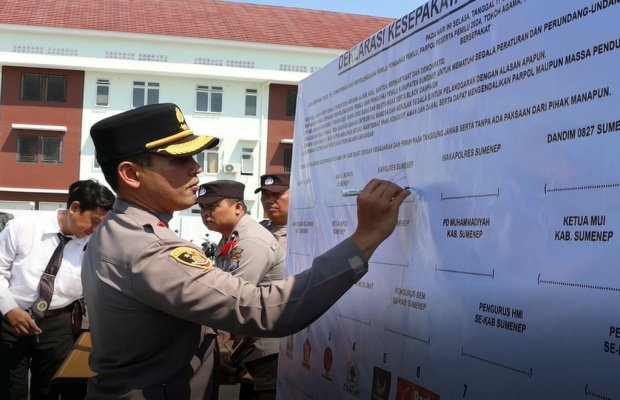 Foto: Kapolres Sumenep menandatangani Deklarasi Kesepakatan Pemilu Damai