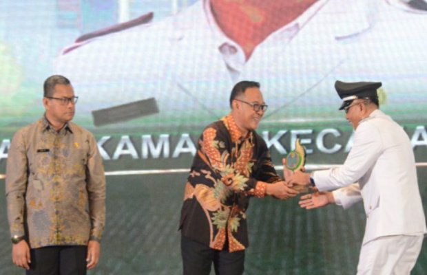 Foto: Bupati Bogor Iwan Setiawan saat memberikan penghargaan Para Wajib Pajak