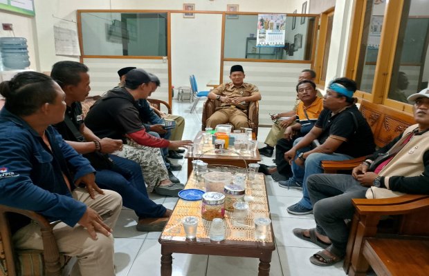 Foto: Perwakilan Masa Aksi Penolakan Suwanto saat Menghadap Camat Duduksampeyan