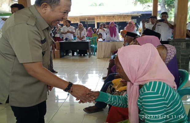 Foto: Bupati Hendy bagikan BLT Dana Bagi Hasil Cukai Hasil Tembakau (DBH CHT)