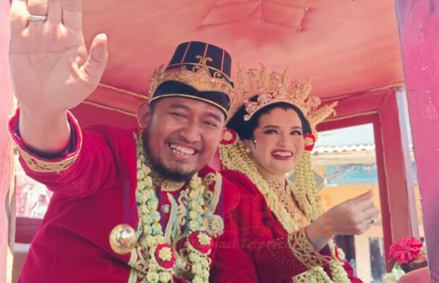 Foto: Bupati Sumenep, Achmad Fauzi Wongsojudo Bersama Istri Menyapa Masyarakat Sumenep Dari Atas Kereta Kencana.
