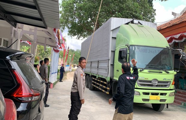 Foto: Polres Sumenep melakukan pengamanan kedatangan logistik Pemilu 2024