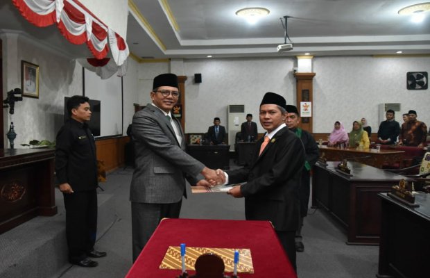 Foto: Ketua DPRD Sumenep saat mengmbil Sumpah Pengganti politisi PKS yang di PAW (by Ibnu)