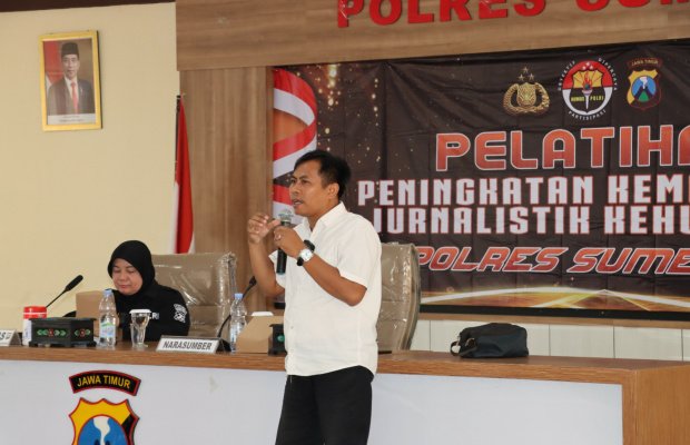 Foto: Ketua PWI Sumenep saat memberikan materi