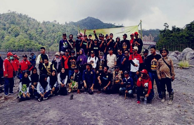 Foto : Usai aksi tanam masal semua pihak foto bersama