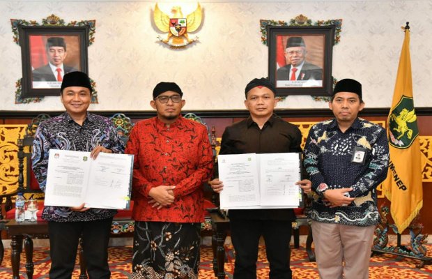 Foto: Penandatanganan Naskah Perjanjian Hibah Daerah (NPHD) bersama KPU dan Bawaslu Kabupaten Sumenep, di Pasebhan Madaraka Pendopo Agung Keraton