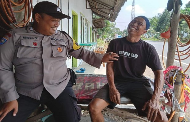 Foto : Bripka Eko Y anggota Polsek Klakah bersama warga, dalam kegiatan 'Polisi Ketok'