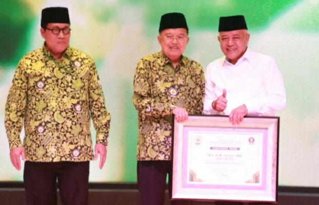 Foto: Bupati Malang, HM Sanusi (baju putih), menerima penghargaan Tokoh Penggerak Salat Berjamaah dari Ketua Pengurus Pusat Dewan Masjid Indones, H Jusuf Kalla, Selasa (14/11/2023) malam.