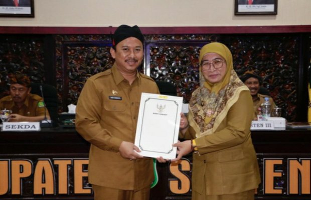 Foto : Wakil Bupati Sumenep saat memberikan penghargaan kepada Kepala DKPP Sumenep.