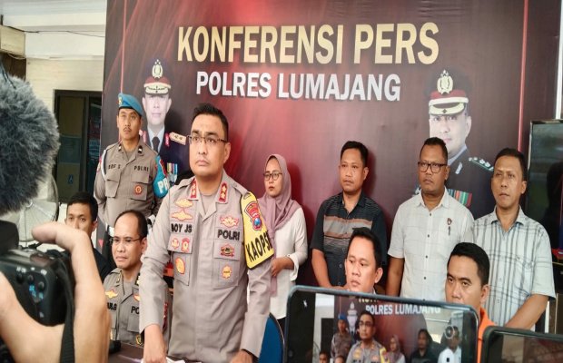 Foto : Kapolres Lumajang, saat memaparkan alur peristiwa di hadapan awak media