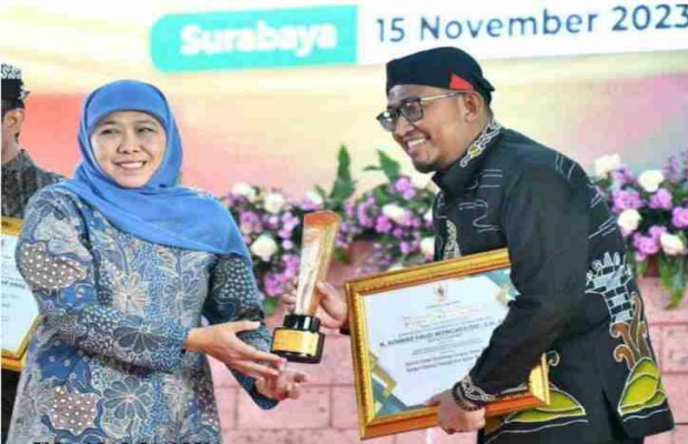 Foto: Dokumen Bupati Sumenep Achmad Fauzi saat menerima penghargaan dalam bidang ketahanan pangan dari Gubernur Jawa Timur Khofifah Indar Parawansa. 