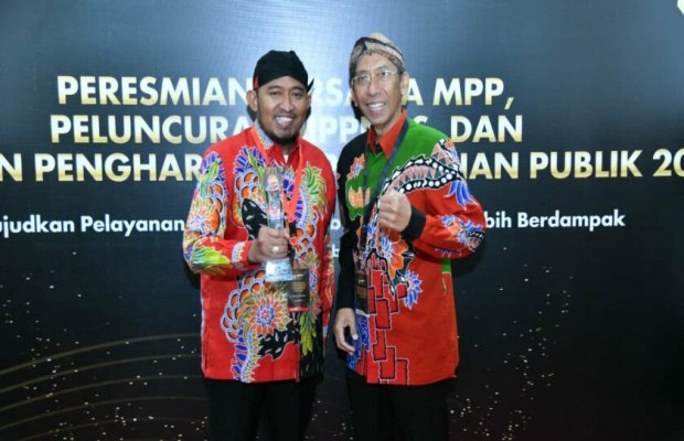 Foto: Bupati Sumenep Achmad Fauzi Wongsodjodo dan Kadiskominfo saat menerima penghargaan dari Kemen-PAN RB