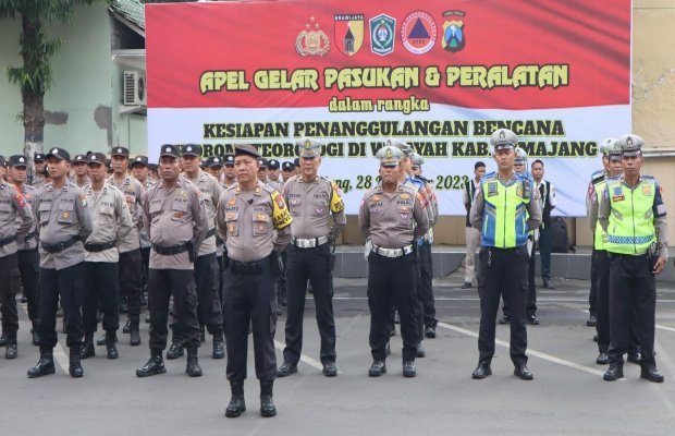 Foto : pelaksanaan apel di halaman Mapolres Lumajang