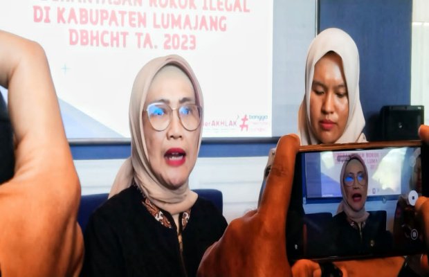 Foto : PJ. Bupati Lumajang saat diwawancarai awak media