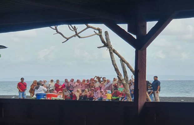 Foto: Anggota Nakes Semboro dipantai watu pecak