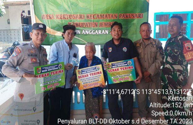 Foto: Penyaluran BLT DD dilakukan secara dor to door