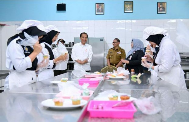Foto: Presiden saat meninjau ruang kelas tata boga.
