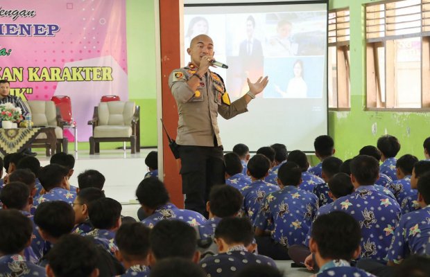 Foto: Wakapolres Sumenep Saat Binluh Pencegahan Kenakalan Remaja Dan Bullying di SMP Negeri 2